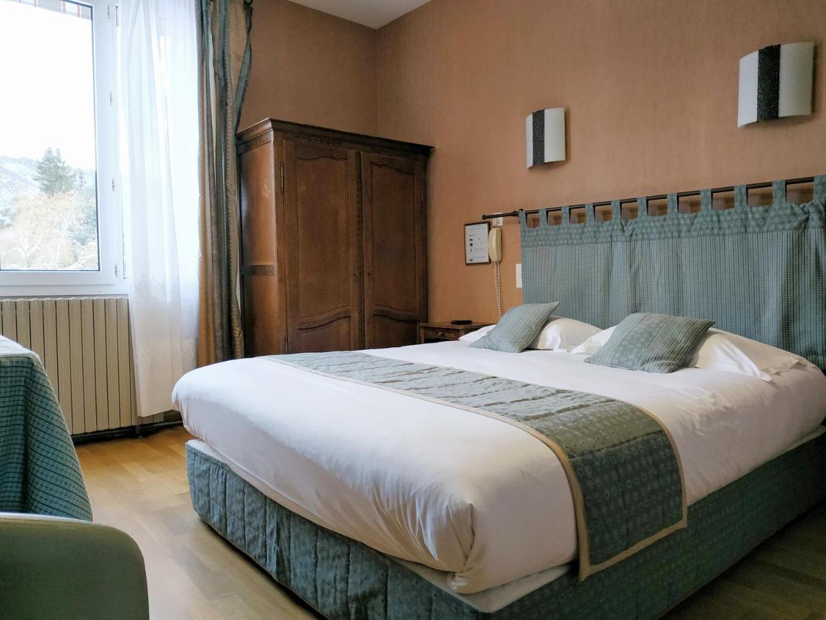 Hotel Restaurant Le Grillon Chambon-sur-Lac Esterno foto
