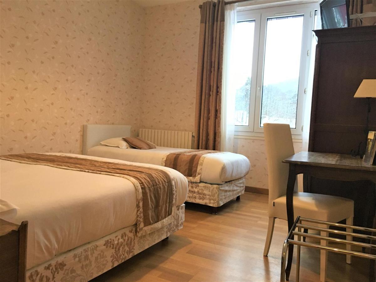 Hotel Restaurant Le Grillon Chambon-sur-Lac Esterno foto