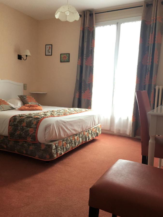 Hotel Restaurant Le Grillon Chambon-sur-Lac Esterno foto