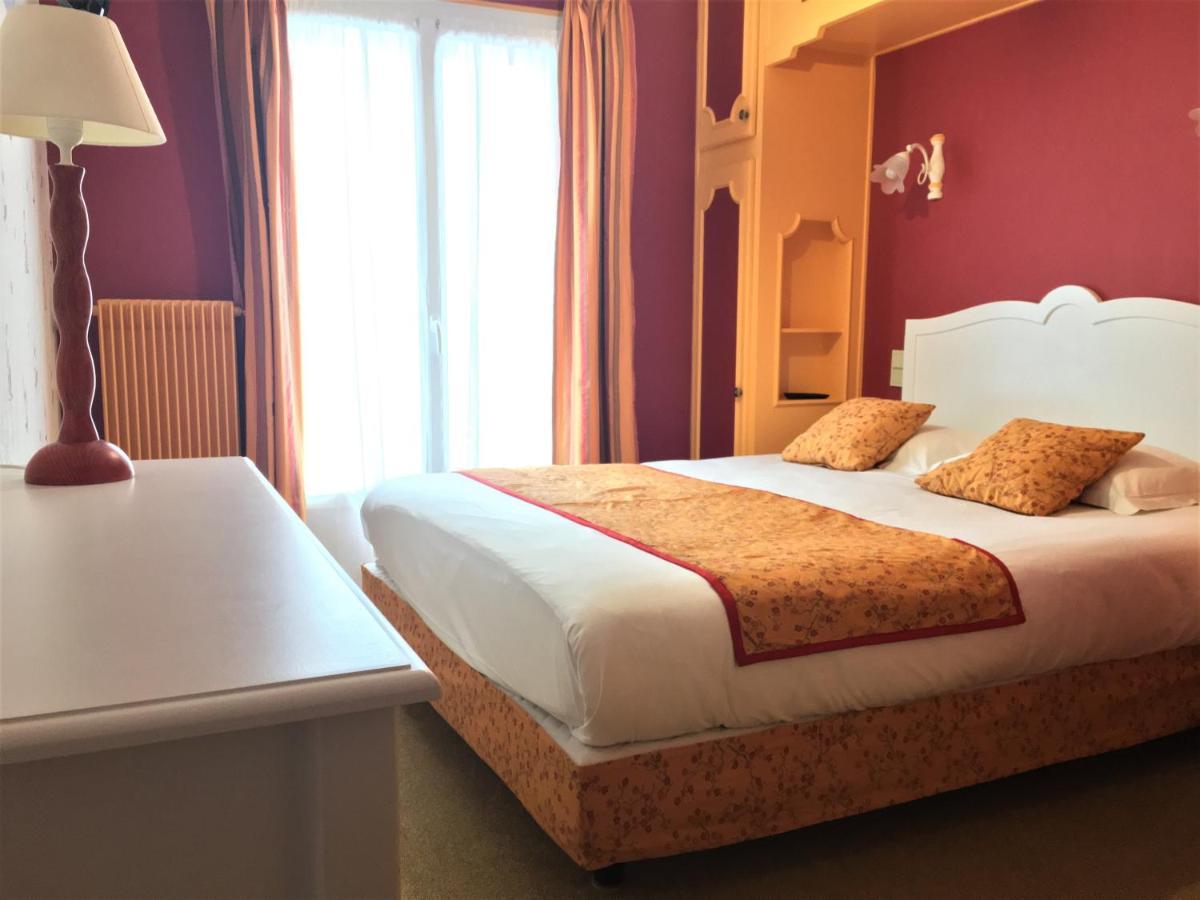 Hotel Restaurant Le Grillon Chambon-sur-Lac Esterno foto