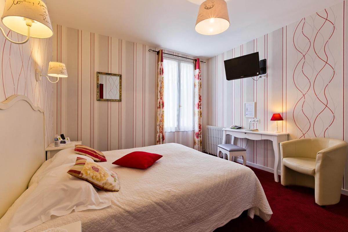 Hotel Restaurant Le Grillon Chambon-sur-Lac Esterno foto