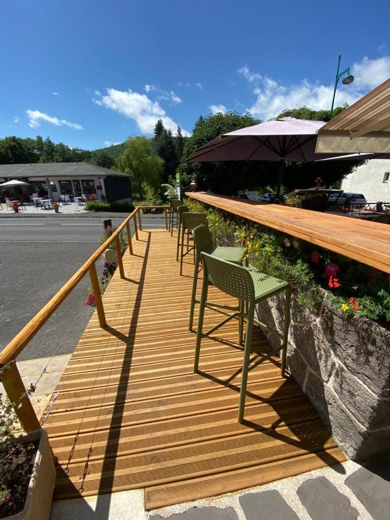 Hotel Restaurant Le Grillon Chambon-sur-Lac Esterno foto