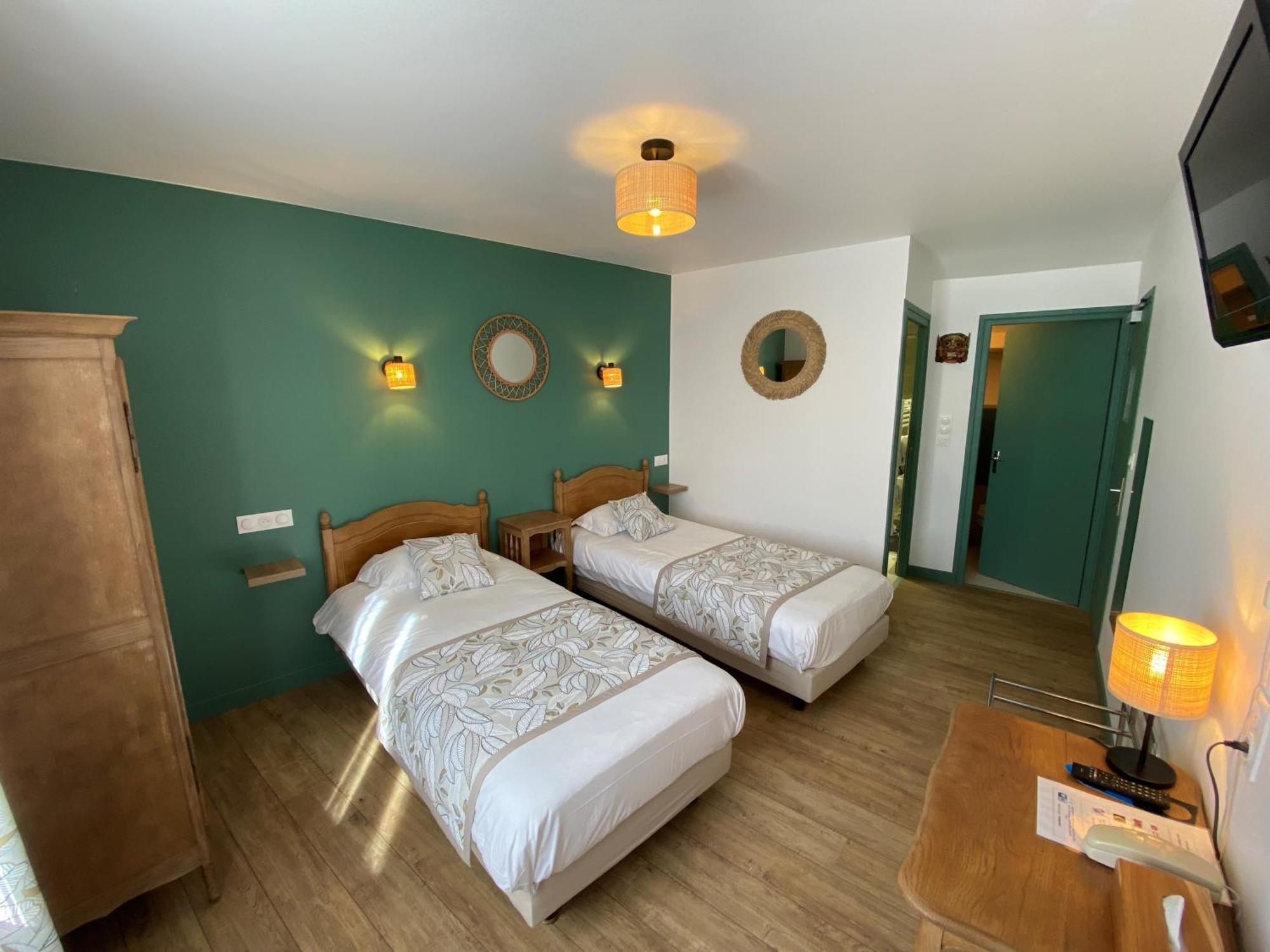 Hotel Restaurant Le Grillon Chambon-sur-Lac Esterno foto