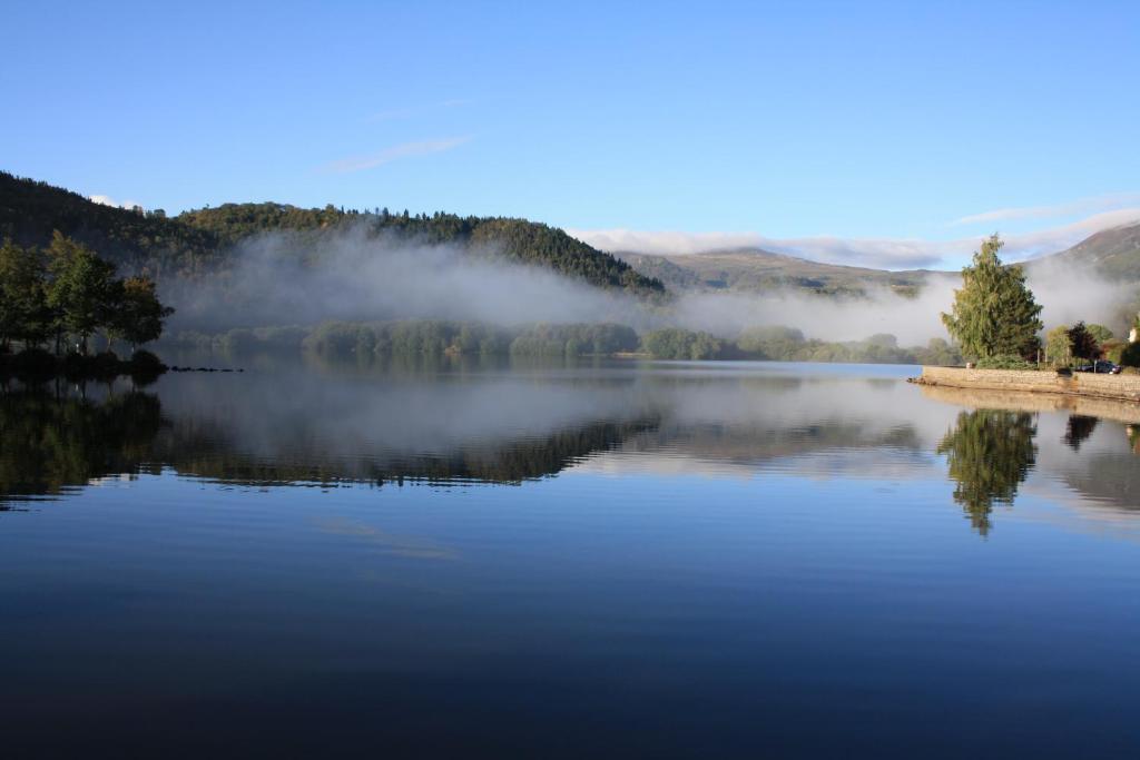 Hotel Restaurant Le Grillon Chambon-sur-Lac Esterno foto