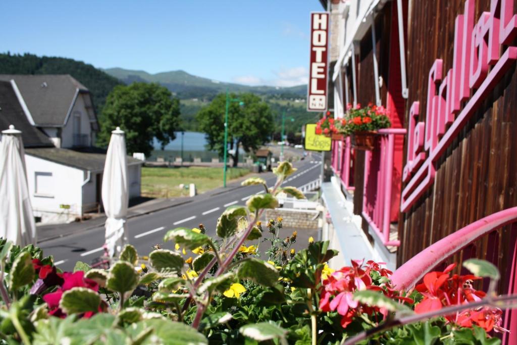 Hotel Restaurant Le Grillon Chambon-sur-Lac Esterno foto